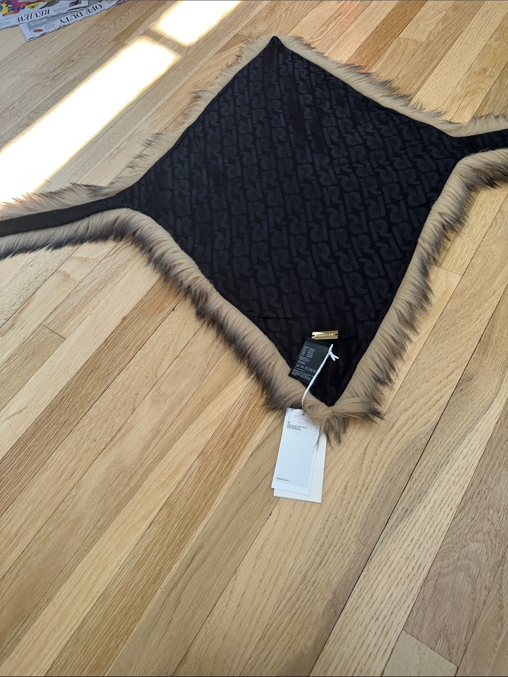 H&M and rabanne Collab Faux Fur Triangle Scarf - Picture 3 of 7